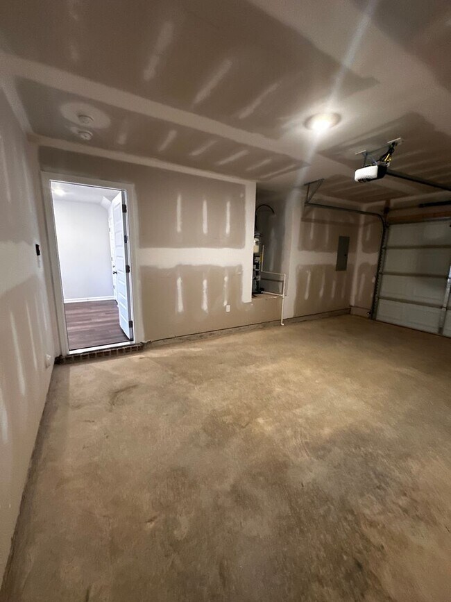 Building Photo - 2025 Townhome for Rent!