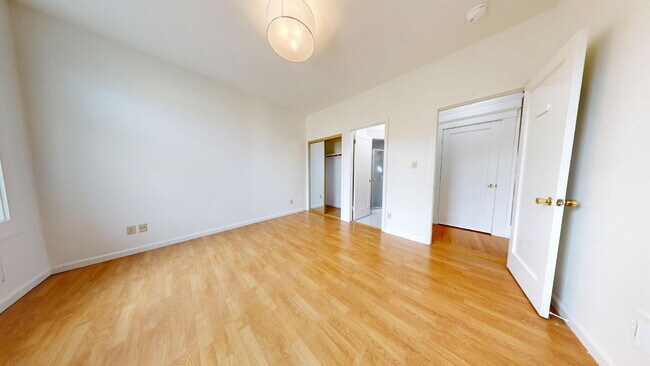 Building Photo - Outer Richmond | Spacious 3BR/2BA Flat