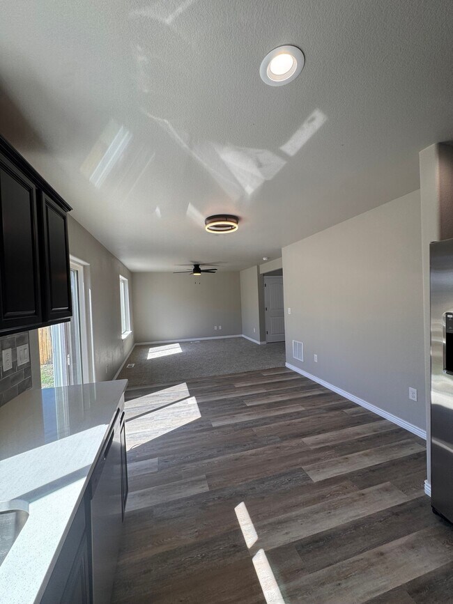 Building Photo - 10885 Matta Dr