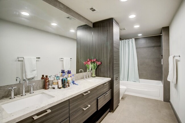 Building Photo - 1410 Hyde Park Blvd