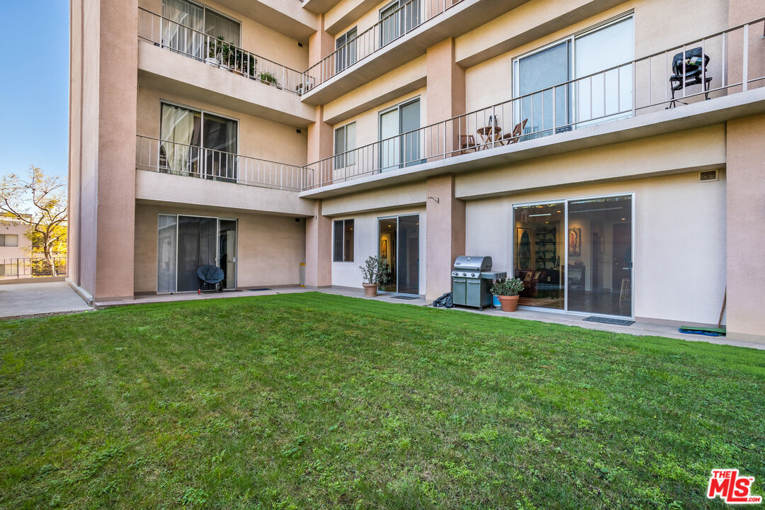 Building Photo - 100 S Doheny Dr