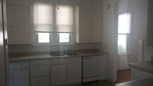 Building Photo - 2-Story House, 4Bed/2Bath washer/dryer hoo...