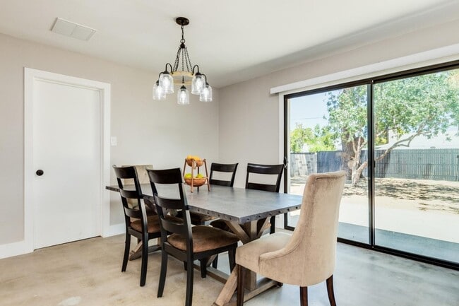 Building Photo - 16 W Geneva Dr