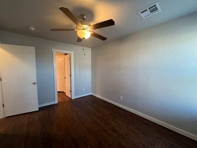 Building Photo - 3 Bed 2 Bath Duplex in Moore Schools!