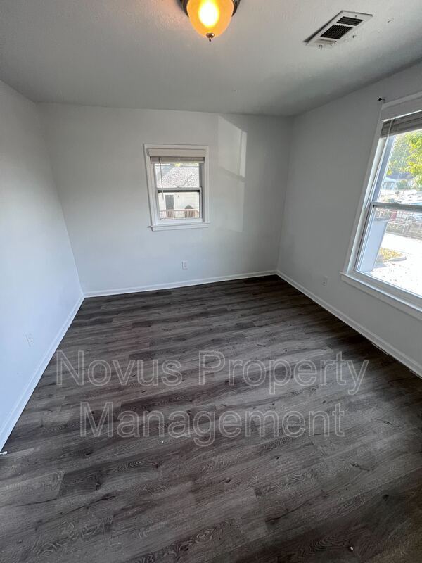 Building Photo - 405 N Park St