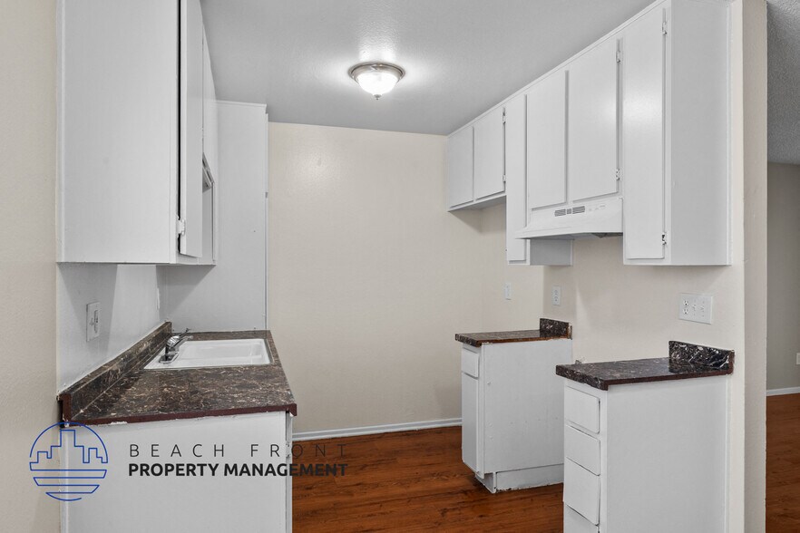 Building Photo - 1880 Locust Ave