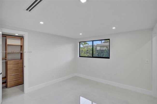 Building Photo - 1931 NE 186th Dr