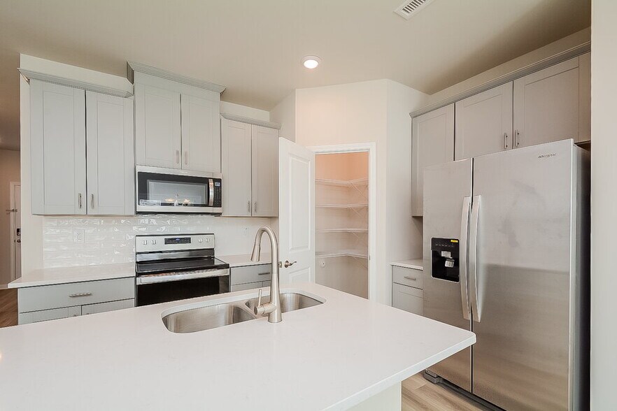 Building Photo - 206 Brook Farm Ln