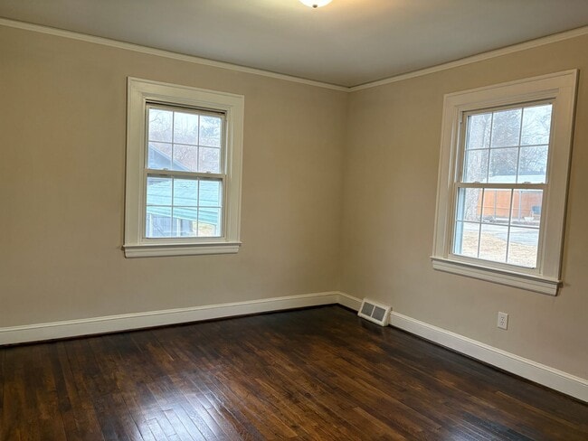 Building Photo - 2 Bedroom, 1 Bathroom House in Winston-Salem!