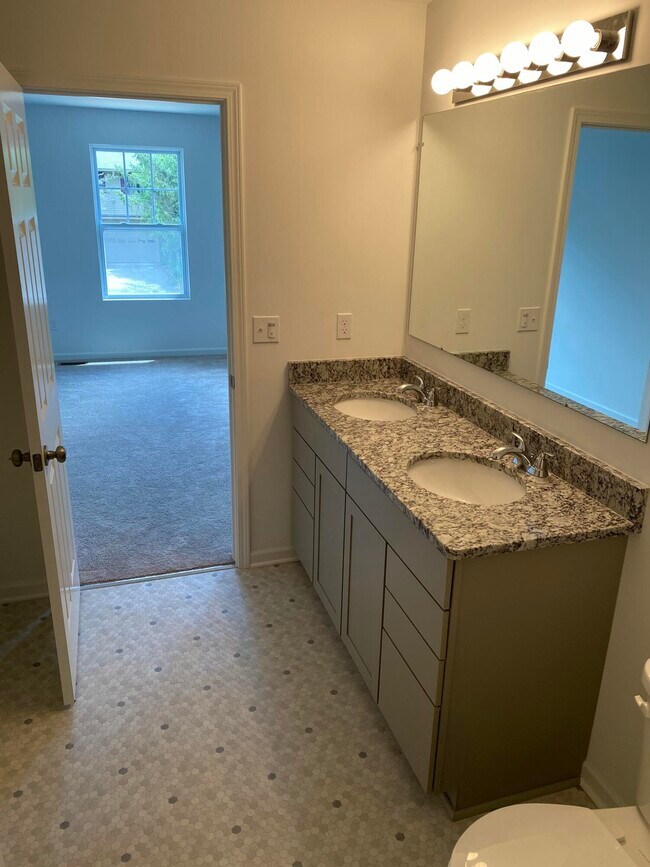 Building Photo - 2682 Valley Dr
