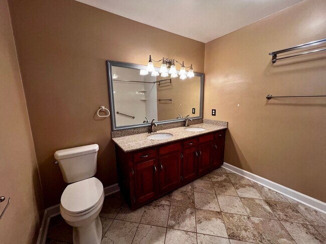 Building Photo - Large 6 bedroom home with Pool in Virginia Beach