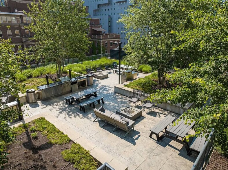 Building Photo - 185 W Superior St