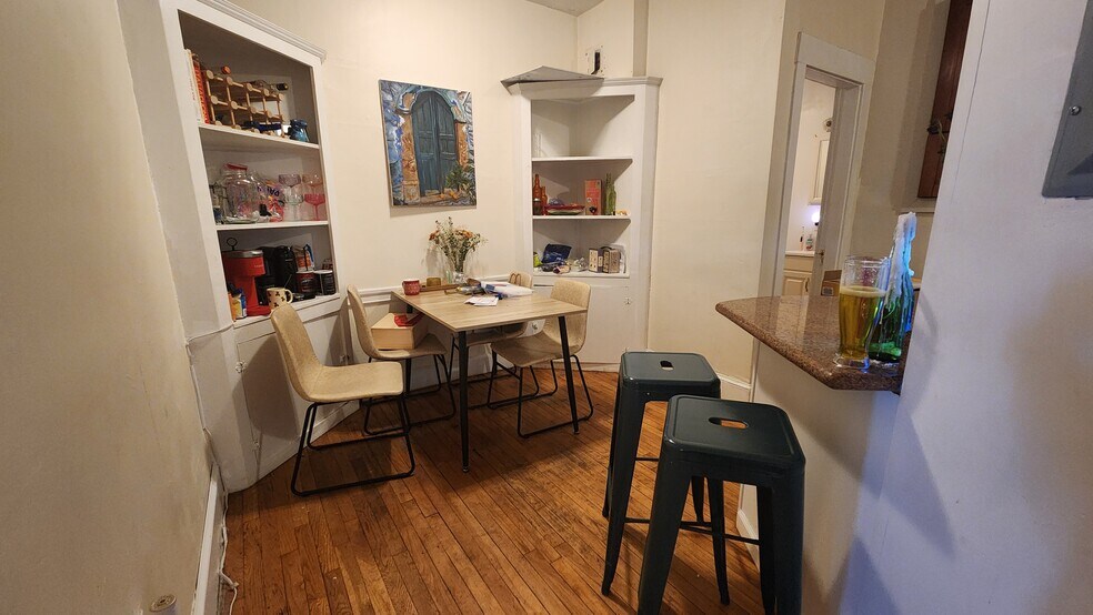 Building Photo - 19 Thatcher St