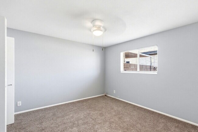 Building Photo - 1129 N Wedgewood Cir