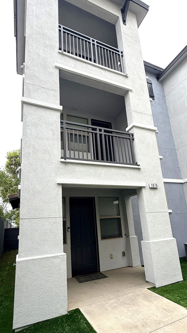 Building Photo - 1876 N Orizaba Ave