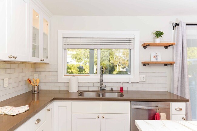 Building Photo - !! DESIRABLE 3 BEDROOM 3 BATHROOM LOCATED IN BEAUTIFUL RANCHO PALOS VERDES !!