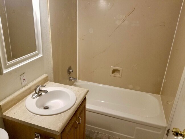 Building Photo - Cute two bedroom apartment for rent in Pro...