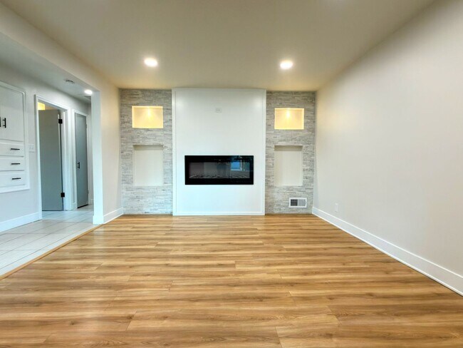 Building Photo - 1021 E Millbert Ave