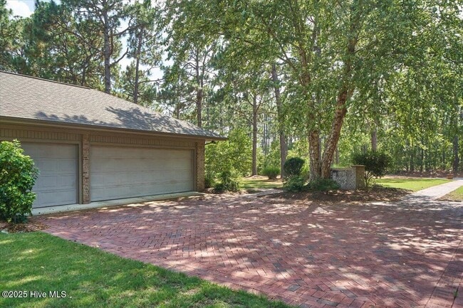 Building Photo - 11 Cardinal Dr