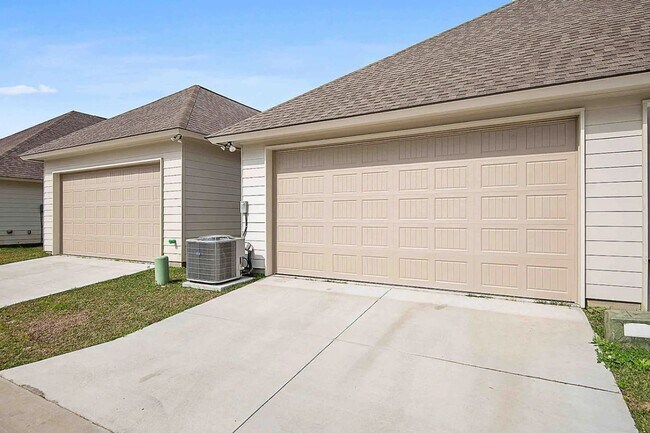 Building Photo - 2 Bedroom Furnished Rental Near LSU|Short Term & Long Term Options Available