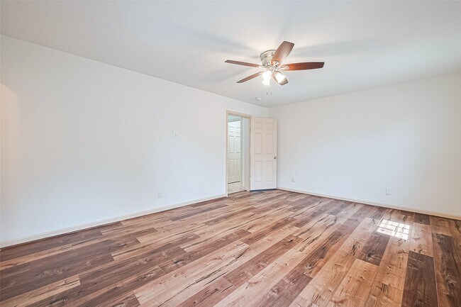 Building Photo - 982 W Donovan St