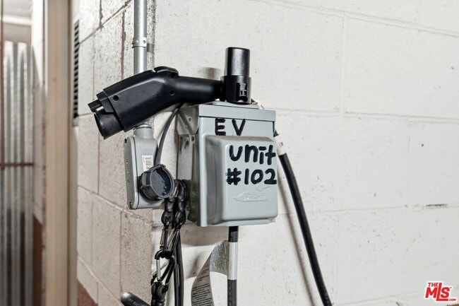 Building Photo - 1842 Greenfield Ave