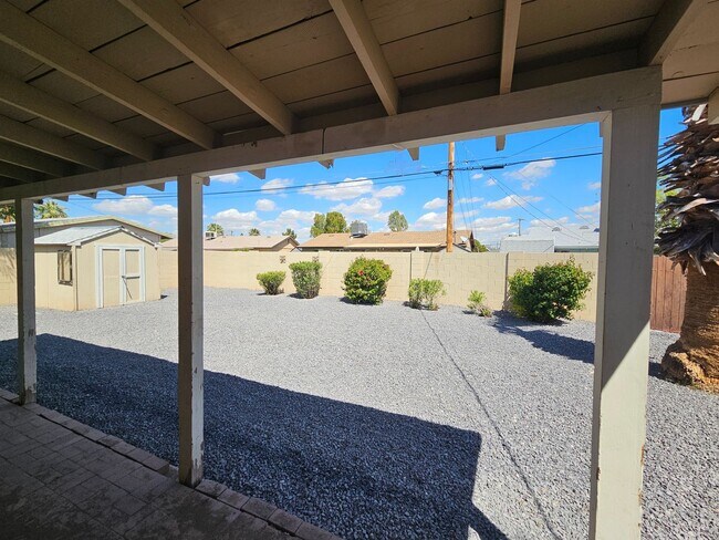 Building Photo - Scottsdale - 5 bedroom, 3 bath - Remodeled...