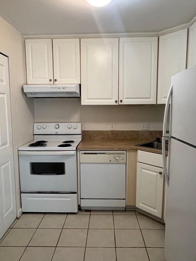 Building Photo - First Floor Forest Gardens - Walk to Beach!