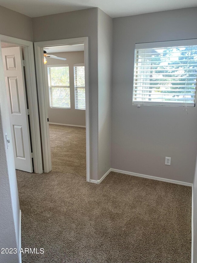 Building Photo - 494 W Cotton Ln