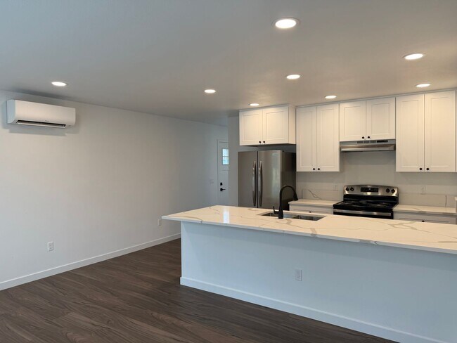 Building Photo - Brand new 3 bedroom 3 full bath townhouse in Thurston!