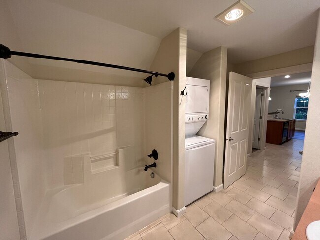 Building Photo - Private Ground Floor 1 Bed 1 Bath Hillsbor...