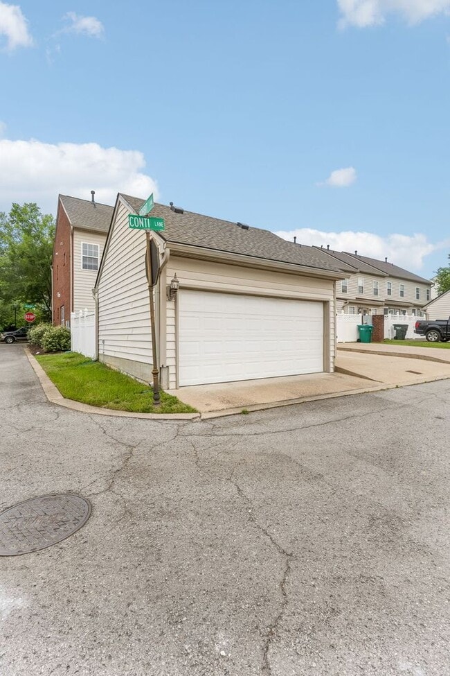 Building Photo - Beautifully maintained 3-bedroom, 2-bath townhome in Nashville’s highly desirable Lennox Village