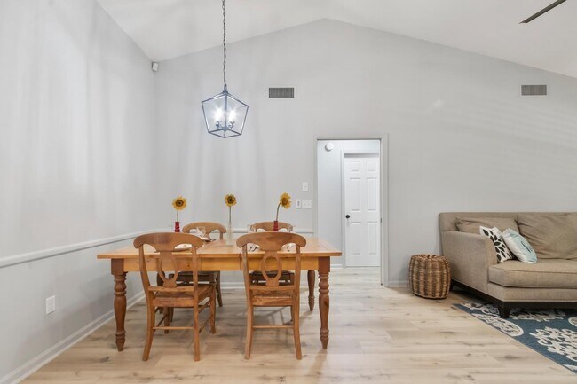 Building Photo - 691 Foresteria Ave