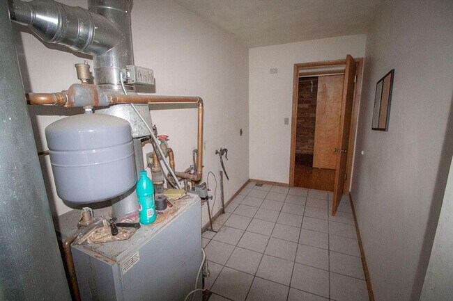 Building Photo - 1303 E Smiley Ln