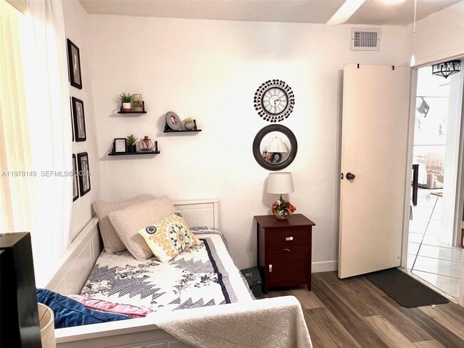 Building Photo - 2811 Somerset Dr