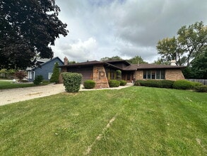 Building Photo - 334 Little John Dr
