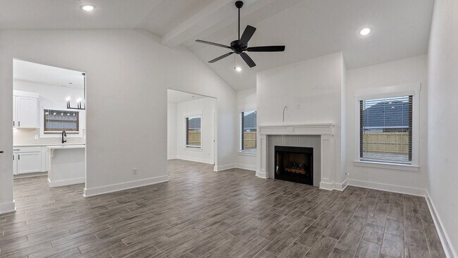 Building Photo - Charming 3-Bedroom Retreat with Cozy Fireplace