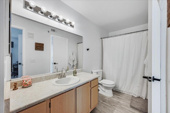 Building Photo - 555 E Silverado Ranch Blvd
