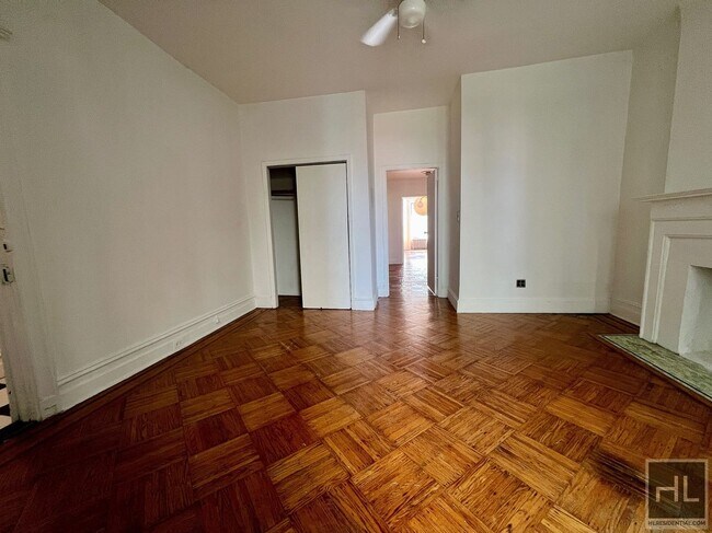 Building Photo - 2.5BR 1BA Crown Heights Limestone Parlor L...
