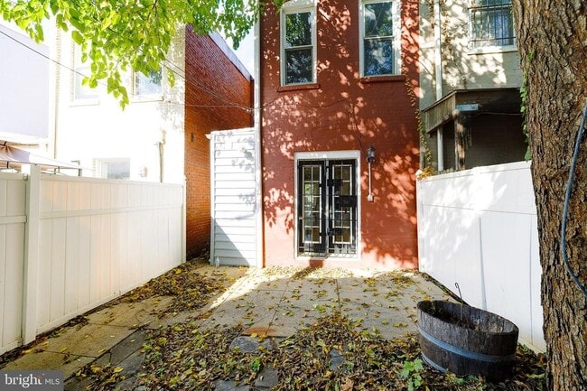 Building Photo - 1393 F St NE