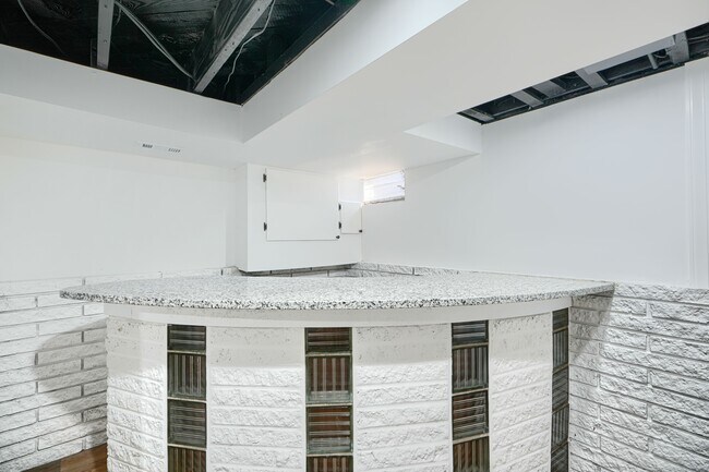 Building Photo - 2204 Redthorn Rd