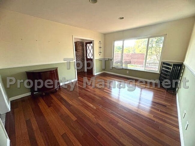 Building Photo - 3 Bed/ 2 Bath Spacious Family Home with Su...