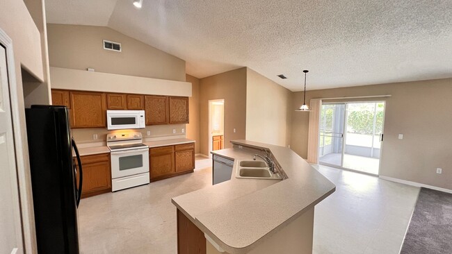 Building Photo - Huge!! 3 bedroom 2 bath in Deltona Lakes. ...