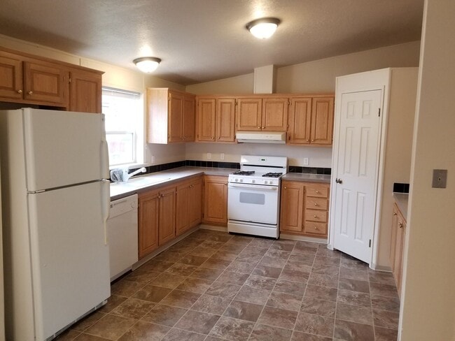 Building Photo - Pet Friendly 4 bedroom 2 bath home with a carport near Albany, OR