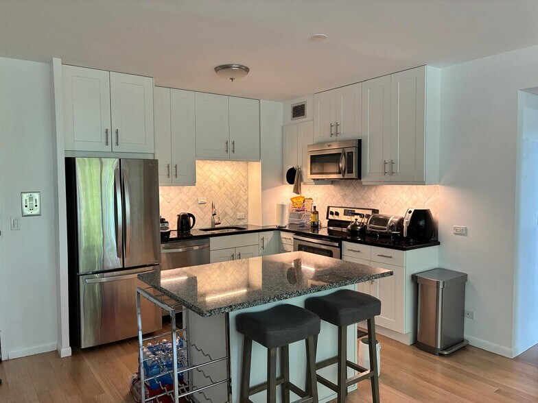 Kitchen (open concept) - 3600 N Lake Shore Dr