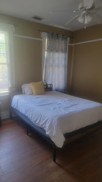 Building Photo - 146 W 6th St