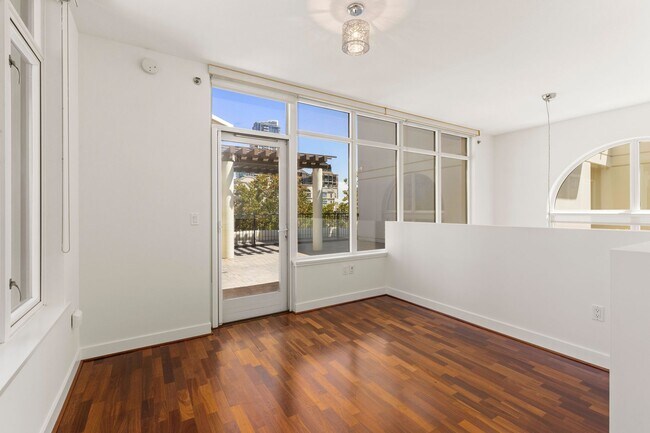 Building Photo - Stunning Marina District 2 Bedroom + a Lof...
