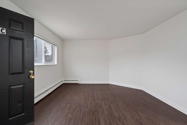 Building Photo - Completely renovated two bedroom!