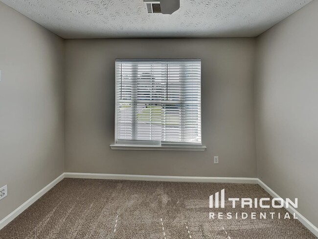 Building Photo - 5723 3 Lakes Dr