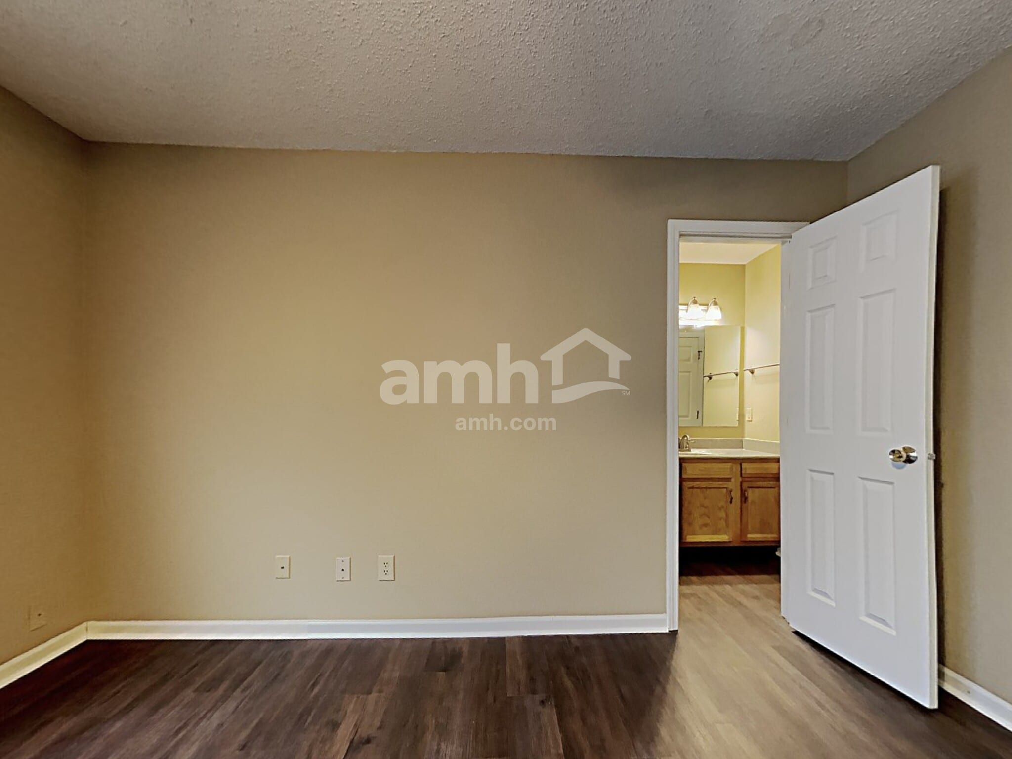 Building Photo - 4016 Fairoaks Dr